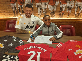 Photo confirmation : Versatile midfielder of Nigerian descent completes move to Manchester United Academy