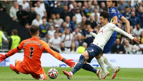 Ex-APOTY Ikpeba criticises two Tottenham stars who were invisible in second half vs Chelsea 