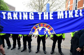  Photo : Chelsea fans refer to ex-midfielder Mikel during protest against European Super League