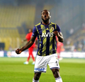  Chelsea Loanee Moses Scores And Assists For Fenerbahce With Cotton Wool In Left Ear