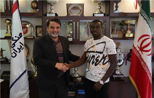 (Photo Confirmation) : Former Barcelona Striker Shakes Hands With Paykan Tehran FC
