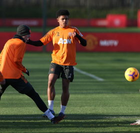 Photo : 16-Year-Old Striker Of Nigerian Descent Trains With Man Utd First Team Pre-Wolves