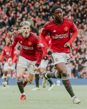 El lateral derecho adolescente nigeriano recibe una cuarta convocatoria para Manchester United y Liverpool en un thriller de cuatro goles