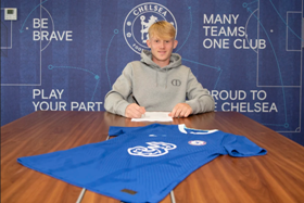 Official : Promising central midfielder signs new contract with Chelsea 