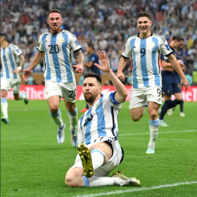 Two former Super Eagles stars 'fight' over Messi's penalty goal in World Cup final