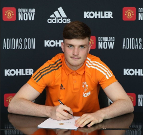 Photo confirmation : Talented goalkeeper signs new deal with Manchester United 