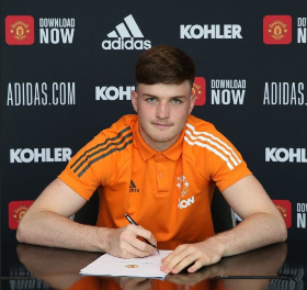 Photo confirmation : Talented goalkeeper signs new deal with Manchester United