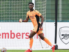 Video : Okonkwo arrives with Arsenal squad for north London derby