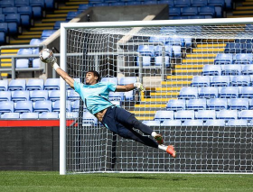 Watch Crystal Palace-owned goalkeeper Goodman make two incredible saves for loan club