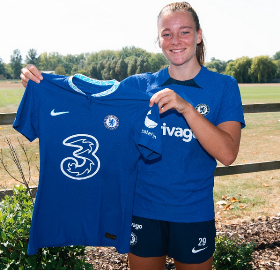 Official : Talented defender extends contract with Chelsea before loan move to WSL rivals