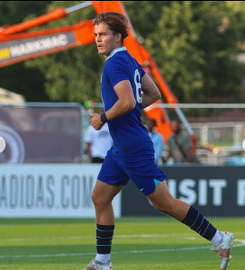 Official : Box-to-box midfielder signs new contract with Chelsea