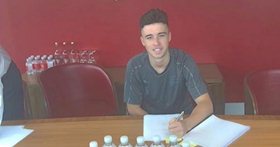 Photo Confirmation: Arsenal Striker Pens New Contract
