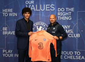Official : Tall and athletic goalkeeper signs new deal with Chelsea 