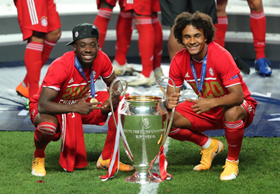 Photo : Bayern Striker Zirkzee Chilling With UEFA Champions League Trophy