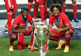 Photo : Bayern Striker Zirkzee Chilling With UEFA Champions League Trophy 