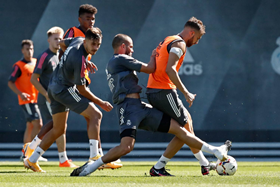 Photo Confirmation: Real Madrid Coach Zidane Still Checking Out Akinlabi Ahead Of Possible Debut