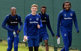 Photo: Everton Boss Running The Rule Over Two Nigerian Midfielders Pre-Liverpool 