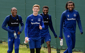 Photo: Everton Boss Running The Rule Over Two Nigerian Midfielders Pre-Liverpool