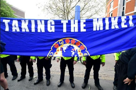 Photo : Chelsea fans refer to ex-midfielder Mikel during protest against European Super League