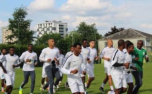 Super Eagles GK Ezenwa Resumes Training After Injury Scare