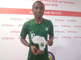 Photo U17 AFCON : Golden Eaglets Number 19 Picks Up Man Of The Match Award 