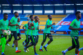Super Eagles Training : Rohr Monitoring The Fitness Of Ola Aina, Kalu Pre-Zimbabwe