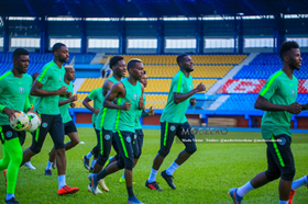 Super Eagles Training : Rohr Monitoring The Fitness Of Ola Aina, Kalu Pre-Zimbabwe 