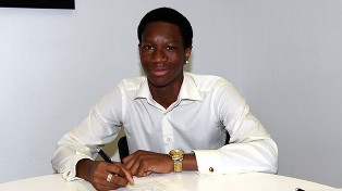 Promising Nigerian Midfielder Signs New Deal At Chelsea