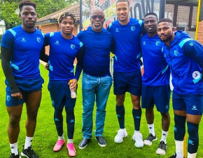 Pinnick with Nigerian stars Pinnick with Nigerian stars