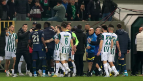 Fenerbahce star Osayi-Samuel sparks melee after pushing Giresunspor coach
