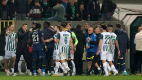 Fenerbahce star Osayi-Samuel sparks melee after pushing Giresunspor coach 