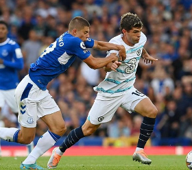Chelsea winger likely to stay at Stamford Bridge amid Manchester United interest