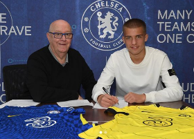 Photo Confirmation : Very talented central defender inks new deal with Chelsea 