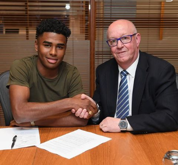 Photo Confirmation : Versatile Defender Pens New Deal With Chelsea 