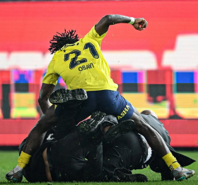 Watch Osayi-Samuel punch Trabzonspor fan during pitch invasion; has difficulty walking 