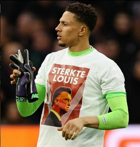 Photo : Super Eagles GK wears t-shirt in honour of ex-Man Utd coach before loss to Ajax