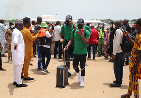 Snapped : Super Eagles' players and officials arrive in Porto-Novo; undergo COVID-19 tests 