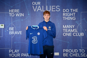 Official : Versatile player signs new deal with Chelsea 