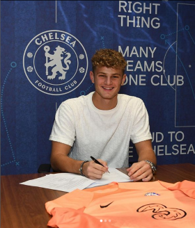 Official : Talented goalkeeper signs new deal with Chelsea 