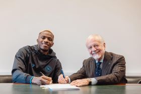Photo confirmation: Osimhen signs new deal with Napoli amid links with Arsenal and Chelsea