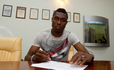 Official: Dnipro Dnipropetrovsk Unveil MICHAEL ODIBE