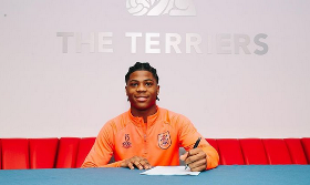 Official : Versatile Spanish-Nigerian left-back signs pro deal with Huddersfield Town