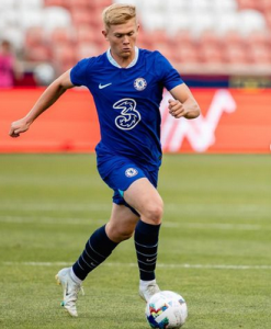 Official : Versatile Chelsea midfielder signs new contract