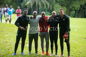 Photo : 2013 AFCON Winner Enyeama Visits Super Eagles Camp In Uyo; Meets With Rohr  