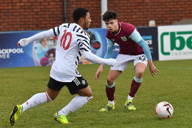 Hoogewerf scores and assists but Manchester United lose five-goal thriller to Newcastle U18s