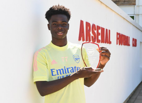 Photo : Bukayo Saka Receives His First-Ever Arsenal Player Of The Month Trophy