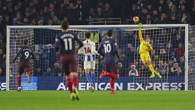 Arsenal Coach Reveals Why Iwobi Replaced Ozil In Draw With Brighton & Hove