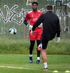  Official: Madrid-Born Nigerian Goalkeeper Departs Premier League Club After Three Years