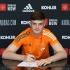 Photo confirmation : Talented goalkeeper signs new deal with Manchester United