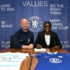 Official : African winger signs new contract with Chelsea